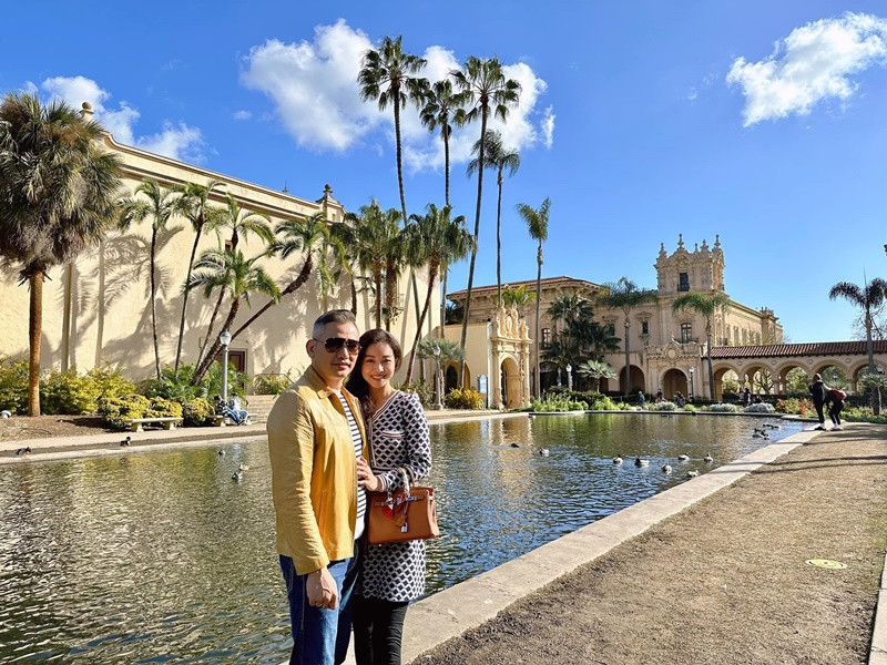 Bà mẹ bốn con tình tứ bên ông xã doanh nhân Đức Hải.