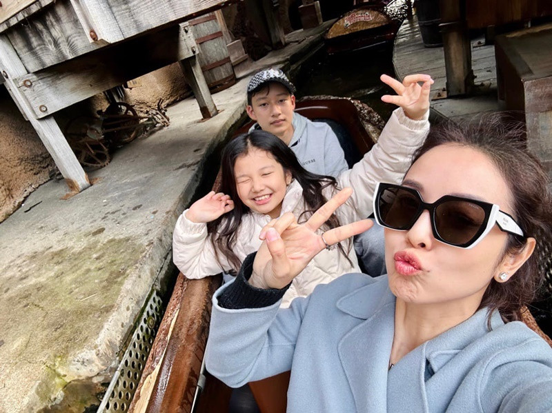 Vợ chồng Jennifer Phạm đưa các con đi chơi ở công viên hồi giữa tháng 1/2023.