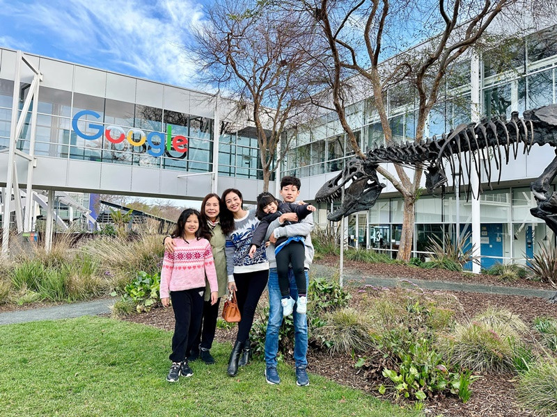 Jennifer Pham duoc con trai dau long be bong khi du xuan