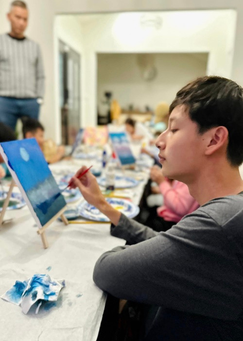 Bảo Nam hào hứng vẽ tranh cùng mẹ và các em.