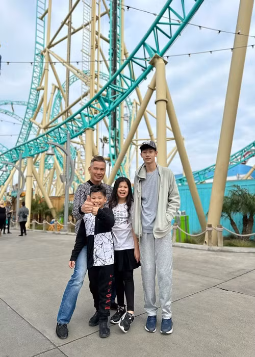 Bảo Nam luôn vui vẻ bên cha dượng và các em.