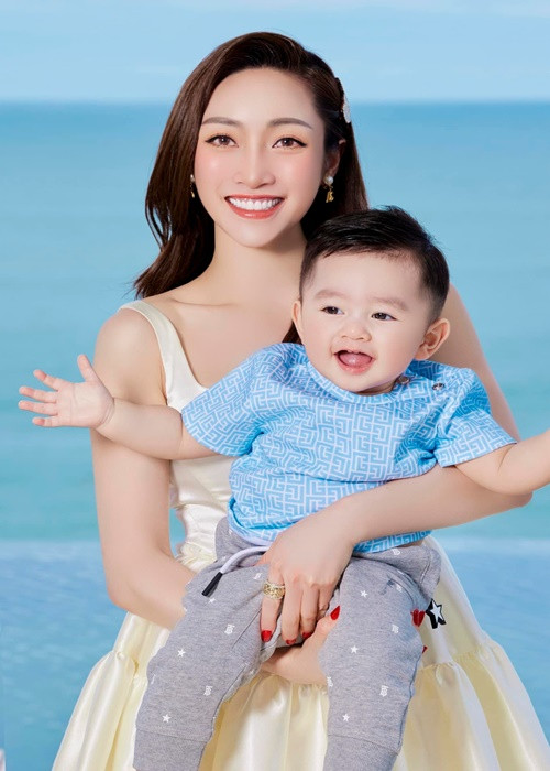 Con trai của Thùy Chang kháu khỉnh, được khen ngợi như hot boy nhí.