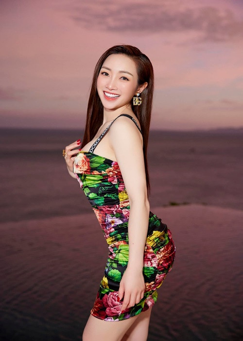 Sau một lần sinh nở, bà xã Chi Bảo vẫn sở hữu vóc dáng vô cùng nuột nà.