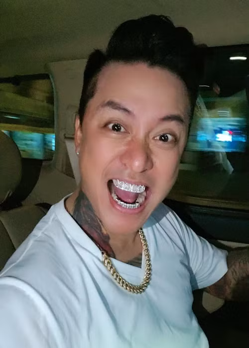 "Ông trùm kim cương" Johnny Đặng chia sẻ, Tuấn Hưng đã mua dây chuyền, nhẫn, kim cương gắn răng. Ảnh: Yan