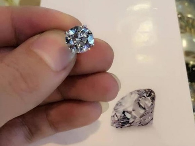 Dịp sinh nhật tuổi 40, Tuấn Hưng tự thưởng viên kim cương 7 tỷ. Ảnh: FBNV