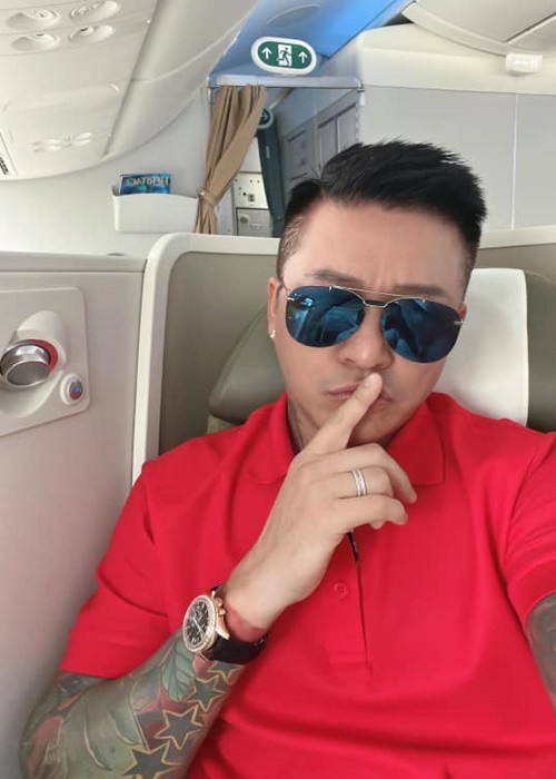 Cuộc sống của Tuấn Hưng gắn liền với hàng hiệu. Anh thường đeo trên tay đồng hồ có giá từ trăm triệu đến vài tỷ đồng. Ảnh: FBNV