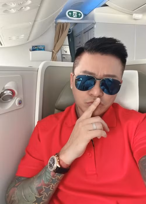 Cuộc sống của Tuấn Hưng gắn liền với hàng hiệu. Anh thường đeo trên tay đồng hồ có giá từ trăm triệu đến vài tỷ đồng. Ảnh: FBNV