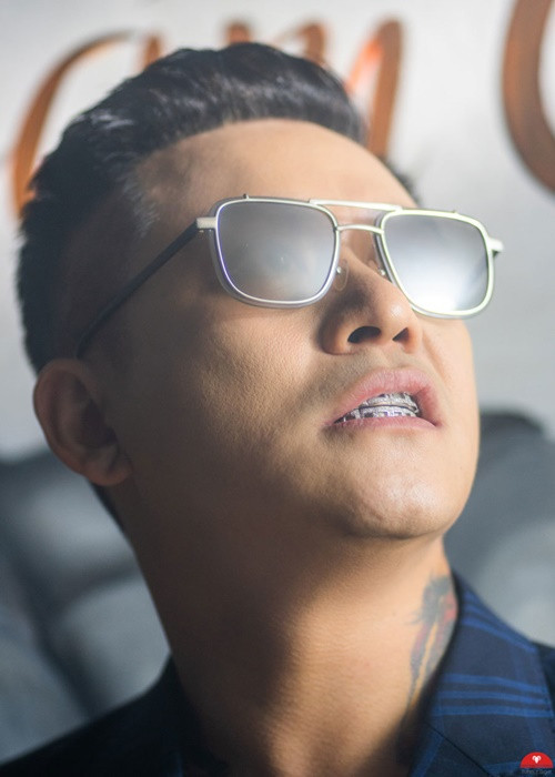 Nam ca sĩ từng đeo niềng răng được làm bằng kim cương mà một người bạn bên Mỹ tặng. Ảnh: Vietnamnet