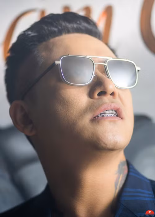 Nam ca sĩ từng đeo niềng răng được làm bằng kim cương mà một người bạn bên Mỹ tặng. Ảnh: Vietnamnet