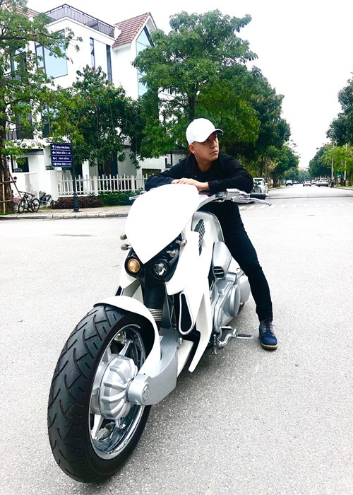 Nam ca sĩ còn sử dụng xe mô tô tiền tỷ. Ảnh: FBNV