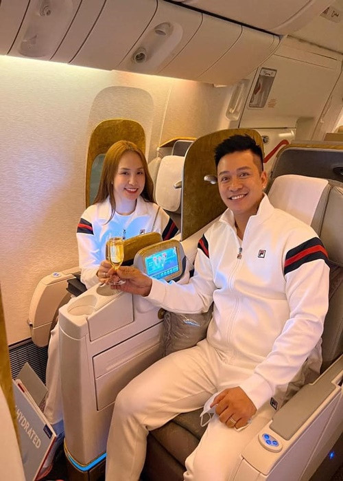 Tuấn Hưng còn thường xuyên ngồi hạng thương gia khi đi máy bay. Ảnh: FBNV