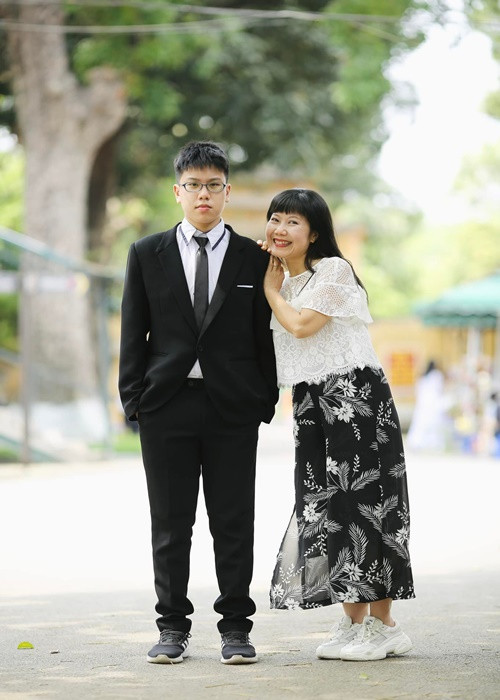 Gần đây, trong cuộc phỏng vấn với Dân Trí, Thu Hương cho biết, con gái lớn đang học năm thứ 2 Đại học, cậu út năm nay học lớp 10. Các con của cô ngoan, hiểu và rất thương bố mẹ.