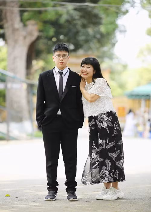 Gần đây, trong cuộc phỏng vấn với Dân Trí, Thu Hương cho biết, con gái lớn đang học năm thứ 2 Đại học, cậu út năm nay học lớp 10. Các con của cô ngoan, hiểu và rất thương bố mẹ.