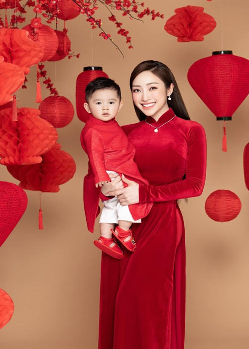 Con trai của Chi Bảo cũng mặc áo dài đón Tết sớm.