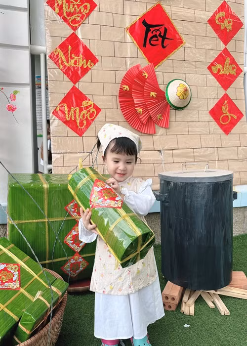 “Hôm qua em bé tham dự lễ hội trò chơi dân gian ở trường, ta nói chơi ăn gian dễ sợ. Để mẹ An làm clip cho cô chú xem độ "ăn gian" của Sol nha”, Thiên An chia sẻ.