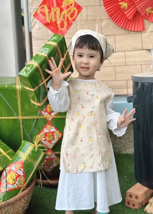 Bé Sol - con gái của Thiên An và Jack háo hức mặc áo dài đón Tết ở trường học.