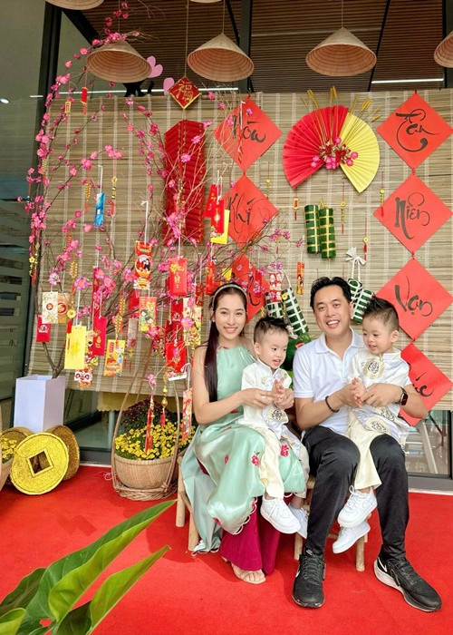 Hai nhóc tì nhà Dương Khắc Linh tỏ ra hiếu động.