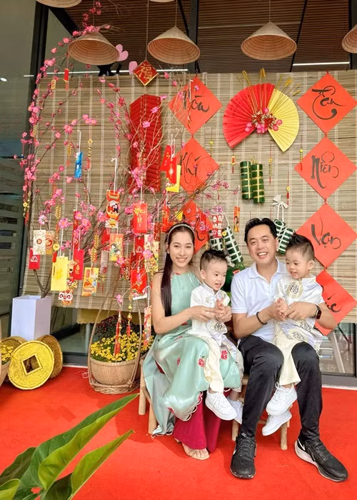 Hai nhóc tì nhà Dương Khắc Linh tỏ ra hiếu động.