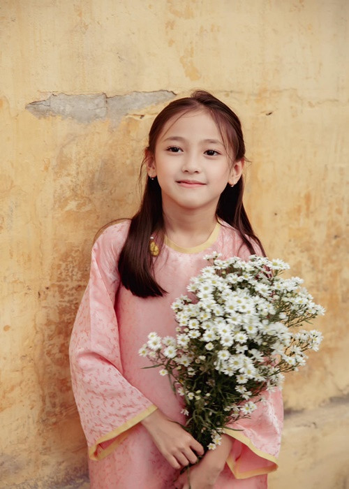 Bé Vivian - con gái của Hà Kiều Anh xinh xắn trong tà áo dài cận Tết Nguyên đán 2023.