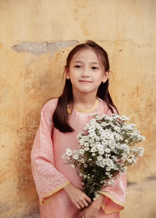 Bé Vivian - con gái của Hà Kiều Anh xinh xắn trong tà áo dài cận Tết Nguyên đán 2023.
