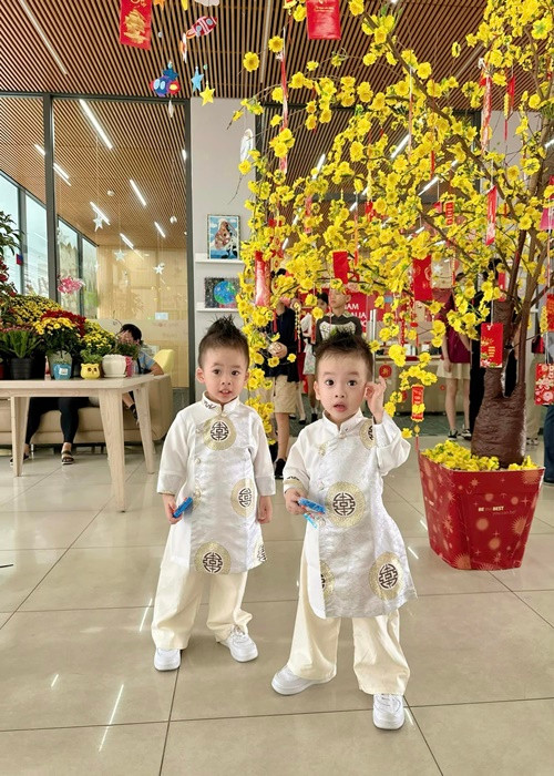 Cặp song sinh nhà Dương Khắc Linh cũng diện áo dài đón Tết ở trường học.