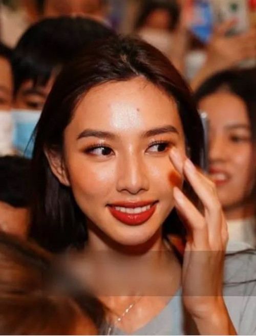 Trước Trang Hý, có rất nhiều sao Việt lẫn sao nước ngoài đều mắc phải lỗi make-up sơ đẳng này. Thùy Tiên sau khi kết thúc nhiệm kỳ Miss Grand International cũng về Việt Nam trong hình ảnh son dính ra răng.