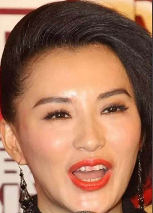 Diệp Tử My tự tin trả lời phỏng vấn mà không biết răng đã... được tô son.