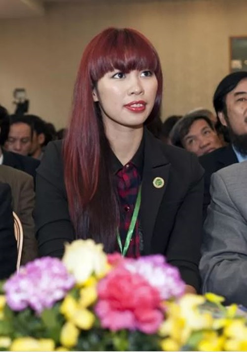 Màu son đỏ nổi bật của Hà Anh khiến người đối diện dễ dàng nhận ra lỗi trang điểm son dính răng của cô.