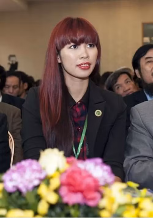 Màu son đỏ nổi bật của Hà Anh khiến người đối diện dễ dàng nhận ra lỗi trang điểm son dính răng của cô.