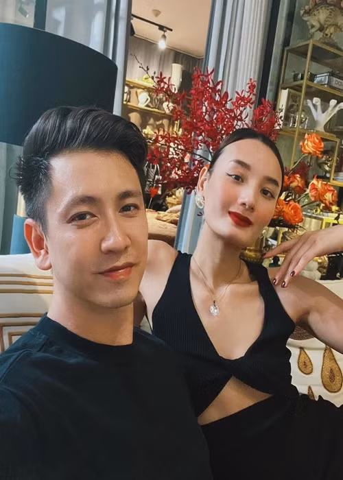 Lê Thúy được nhà chồng yêu thương. Cô từng chia sẻ: "Vì nhà chồng tôi không có con gái nên tôi được bố mẹ chồng rất cưng chiều. Mọi việc trong gia đình mẹ thường lặng lẽ quán xuyến để tôi tập trung cho công việc. Bù lại, tôi thường xuyên rủ mẹ đi làm đẹp để chăm sóc lại vẻ ngoài cho mẹ".