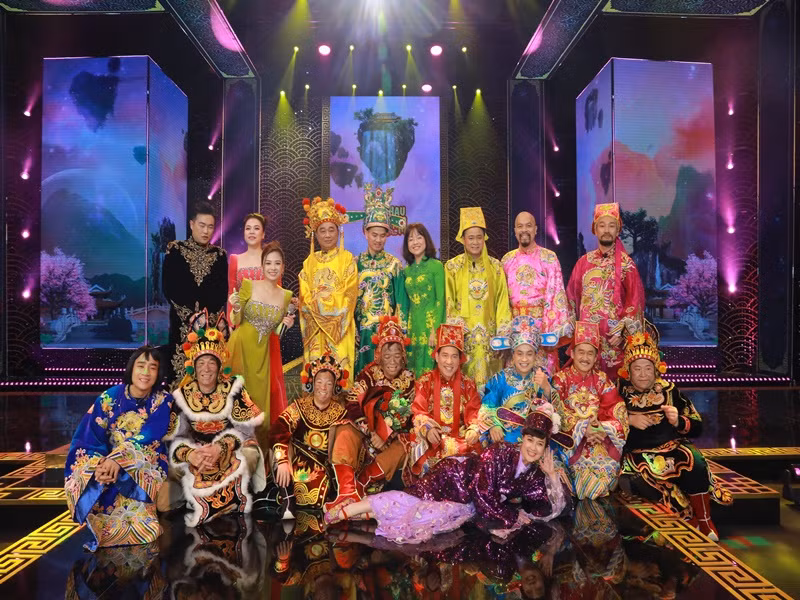 Tạo hình của Thanh Dương cùng các nghệ sĩ quen thuộc: Quốc Khánh, Quang Thắng, Tự Long, Xuân Bắc, Vân Dung, Thành Trung, Đỗ Duy Nam... trong Táo Quân 2023. Ảnh: Vietnamnet