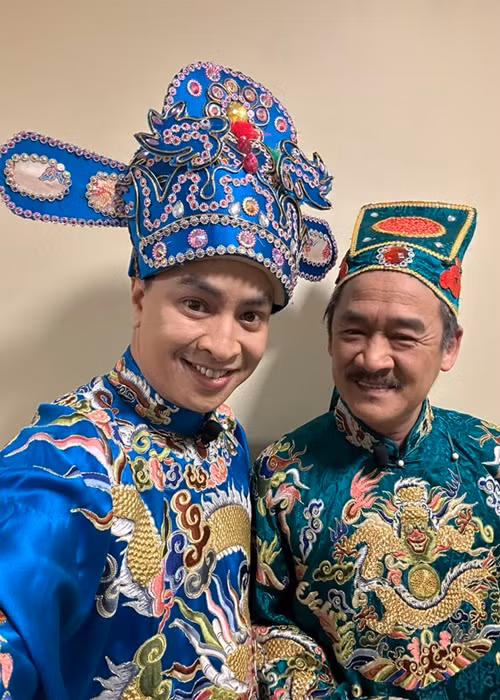 Năm nay, nghệ sĩ Thanh Dương (phải) lần đầu tham gia chương trình. Chia sẻ với Tiền Phong, Thanh Dương xác nhận anh đóng vai Táo Năng lượng - vai nho nhỏ điểm xuyết vào buổi chầu. Ảnh: FBNV