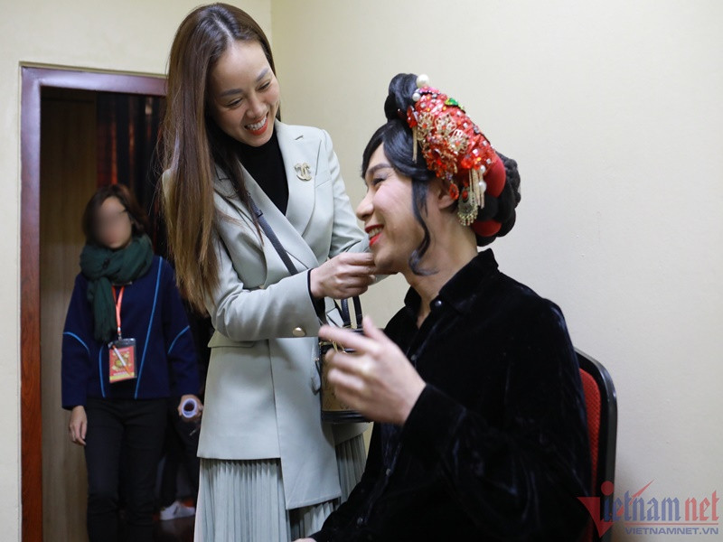 Trong buổi ghi hình đầu tiên của Táo Quân 2023, Công Lý được bà xã Ngọc Hà chăm sóc. Ảnh: Vietnamnet