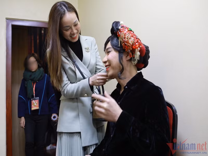 Trong buổi ghi hình đầu tiên của Táo Quân 2023, Công Lý được bà xã Ngọc Hà chăm sóc. Ảnh: Vietnamnet