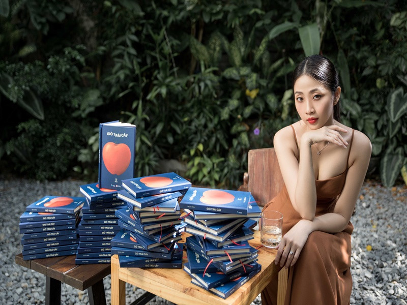 Cô ra mắt các tác phẩm “Cúc họa mi”, “Tự tình lúc 0h”, “Giỏ trái cây”, “Anh”. Ảnh: Dân Việt