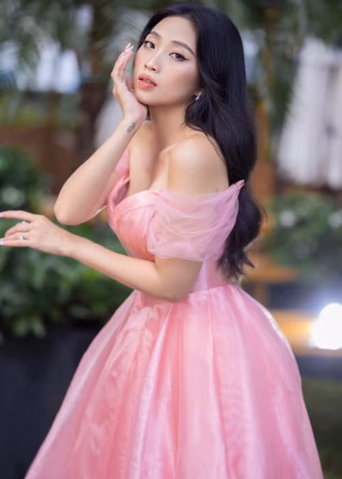 “Thật sự mình vẫn rất buồn vì đã không cân nhắc trước quá nhiều hướng đi của dư luận, nhất là trong vai trò của một KOL - người có khả năng ảnh hưởng truyền thông. Sau khi tin đồn được đính chính, mình nhận ra việc bình tĩnh nghiên cứu những bằng chứng và chờ đợi sự xác minh chính thức là hết sức cần thiết để tránh làm tổn hại danh dự các bên liên quan. Trinh xin chính thức gửi lời xin lỗi đến các bạn followers vì sự thiếu sáng suốt này. Đây là một bài học lớn cho mình trước sự đa chiều của thông tin và sự tỉnh táo khi bày tỏ cảm xúc. Mong mọi người bỏ qua”, Liêu Hà Trinh bày tỏ. Ảnh: FBNV