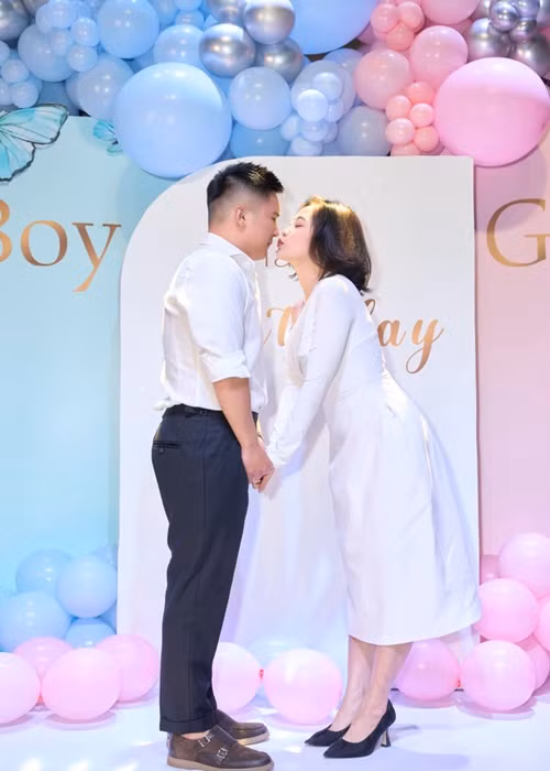 Liêu Hà Trinh kết hôn năm 2022. Nửa kia của nữ MC tên Anh Khoa, là một doanh nhân trẻ tại Hà Lan chuyên về lĩnh vực đầu tư nhà hàng khách sạn, nghiên cứu ẩm thực. Ảnh: FBNV