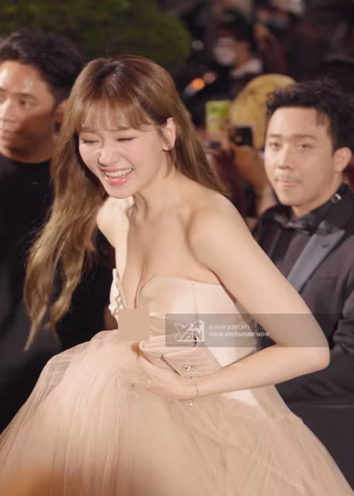 Vẻ gợi cảm của bà xã Trấn Thành khiến người đối diện khó rời mắt. Ảnh: Yan