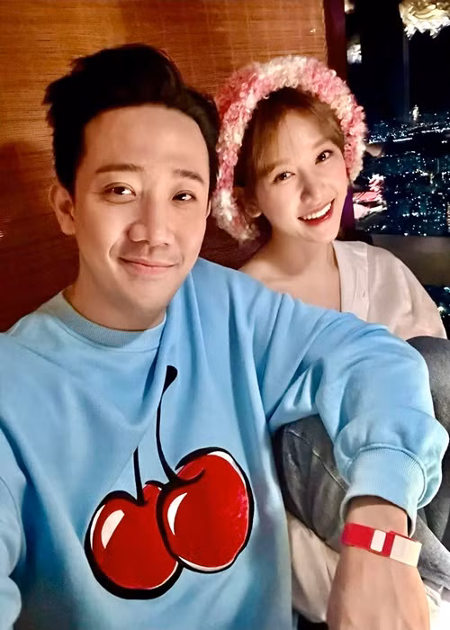 Khi lên sân khấu trao giải, Trấn Thành chia sẻ, dù tham dự chương trình với Hari Won, song vì những tin đồn bên lề nên ban tổ chức sắp xếp anh đứng với em gái Uyển Ân. Ảnh: FBNV