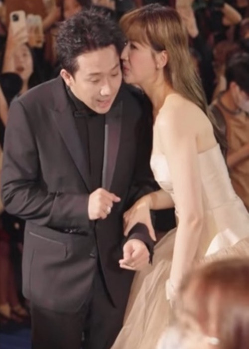 Trấn Thành chăm chú nghe bà xã nói. Ảnh: Người đưa tin