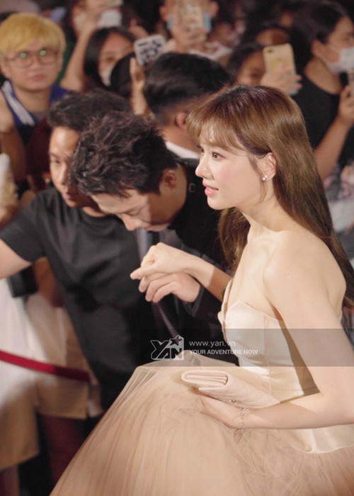 Trấn Thành không rời Hari Won nửa bước. Anh còn ân cần dìu bà xã từ thảm đỏ đến chỗ ngồi. Ảnh: Yan