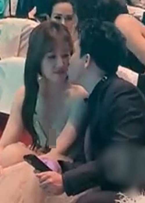 Nam MC không ngần ngại hôn má vợ chốn đông người. Ảnh: Dân Trí