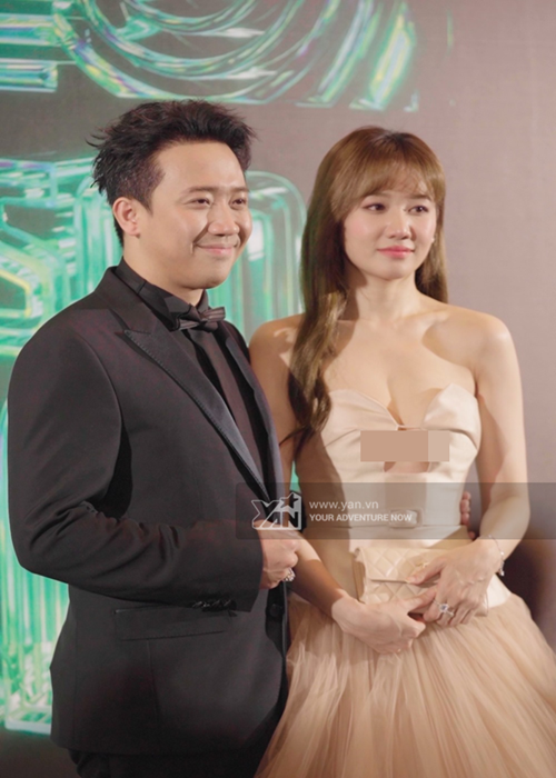 Hari Won diện váy hở ngực táo bạo khi sánh đôi bên Trấn Thành. Ảnh: Yeah1