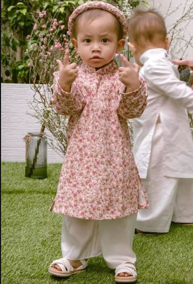 Dù đeo thêm mấn đồng bộ với áo dài hoa nhí...