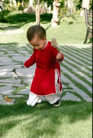 Sở hữu bộ sưu tập áo dài đa dạng về kiểu dáng nhưng độ "quậy" của tiểu công chúa thì cũng chẳng kém cạnh anh trai là mấy nên nhiều khi còn tưởng là bé trai.