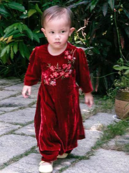 Những lần mặc áo dài trước, dù là mặc đôi với mẹ chiếc áo dài nhung thêu hoa, giày búp bê điệu đà nhưng bé Lisa vẫn chưa nữ tính cho lắm vì tóc còn thưa và mỏng.