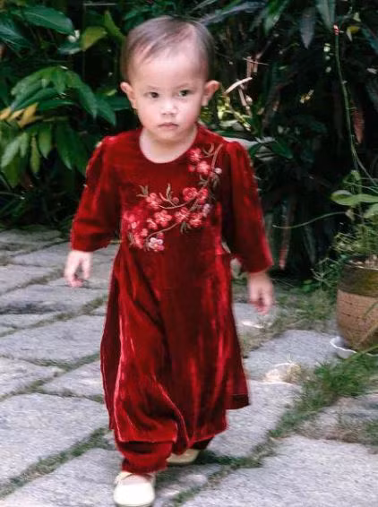 Những lần mặc áo dài trước, dù là mặc đôi với mẹ chiếc áo dài nhung thêu hoa, giày búp bê điệu đà nhưng bé Lisa vẫn chưa nữ tính cho lắm vì tóc còn thưa và mỏng.