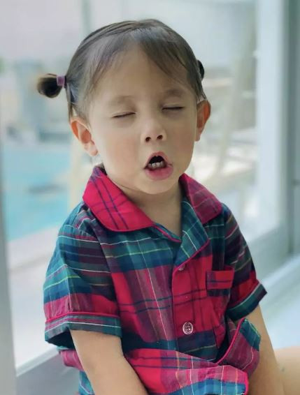 Thế nhưng khi tóc đã dài và chịu làm điệu, con gái Hà Hồ và Kim Lý hứa hẹn trở thành một fashionista nhí đáng chú ý trong tương lai.