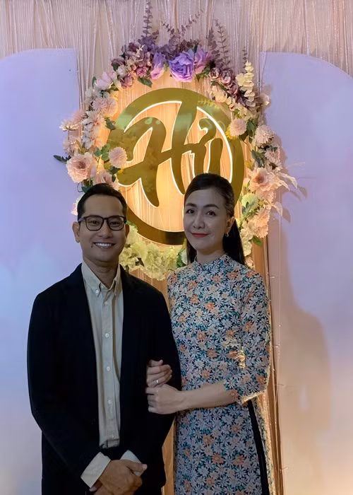 Vợ chồng Huỳnh Đông dự đám cưới của một người em dịp Tết.