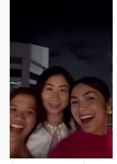 Nàng ngọc nữ còn mừng năm mới bên người thân, bạn bè ở trời Tây.